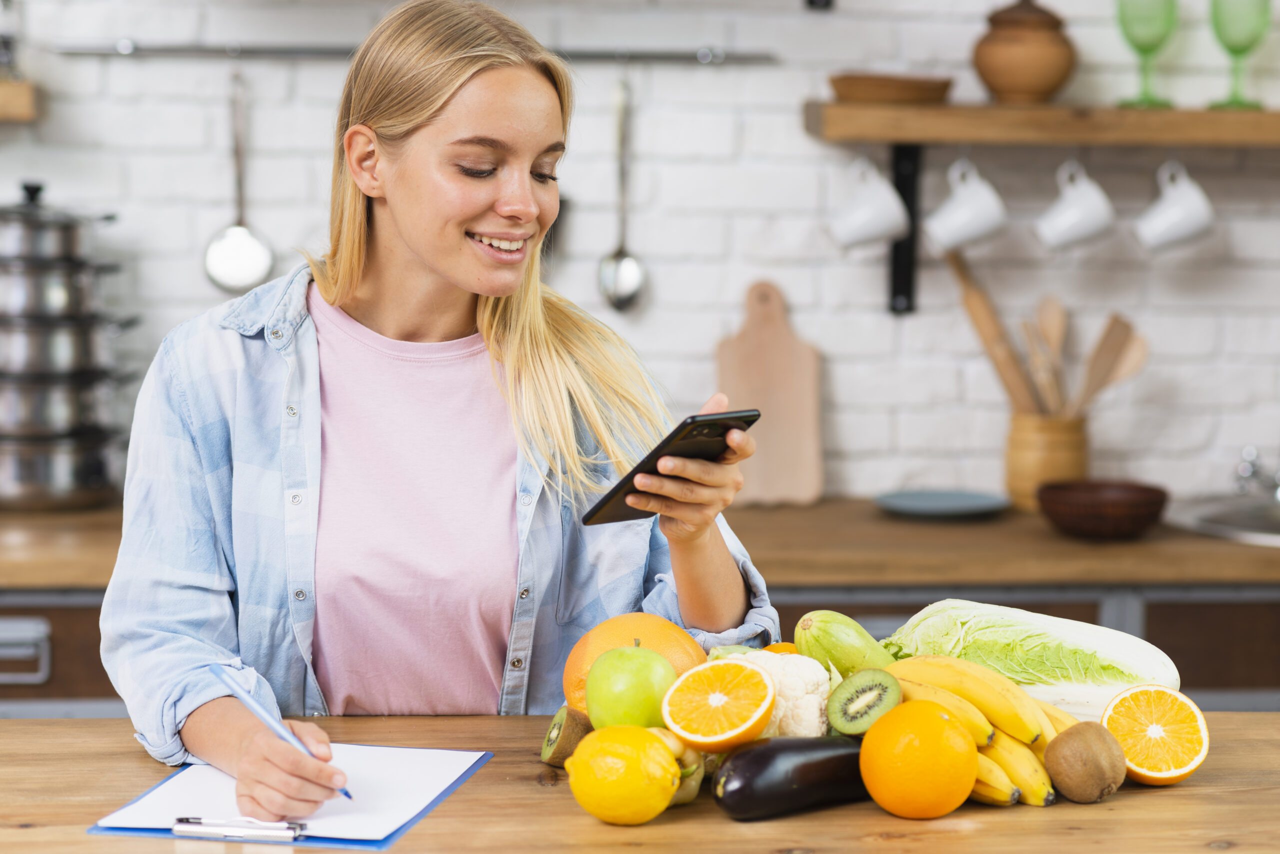 medium-shot-blonde-girl-with-smartphone